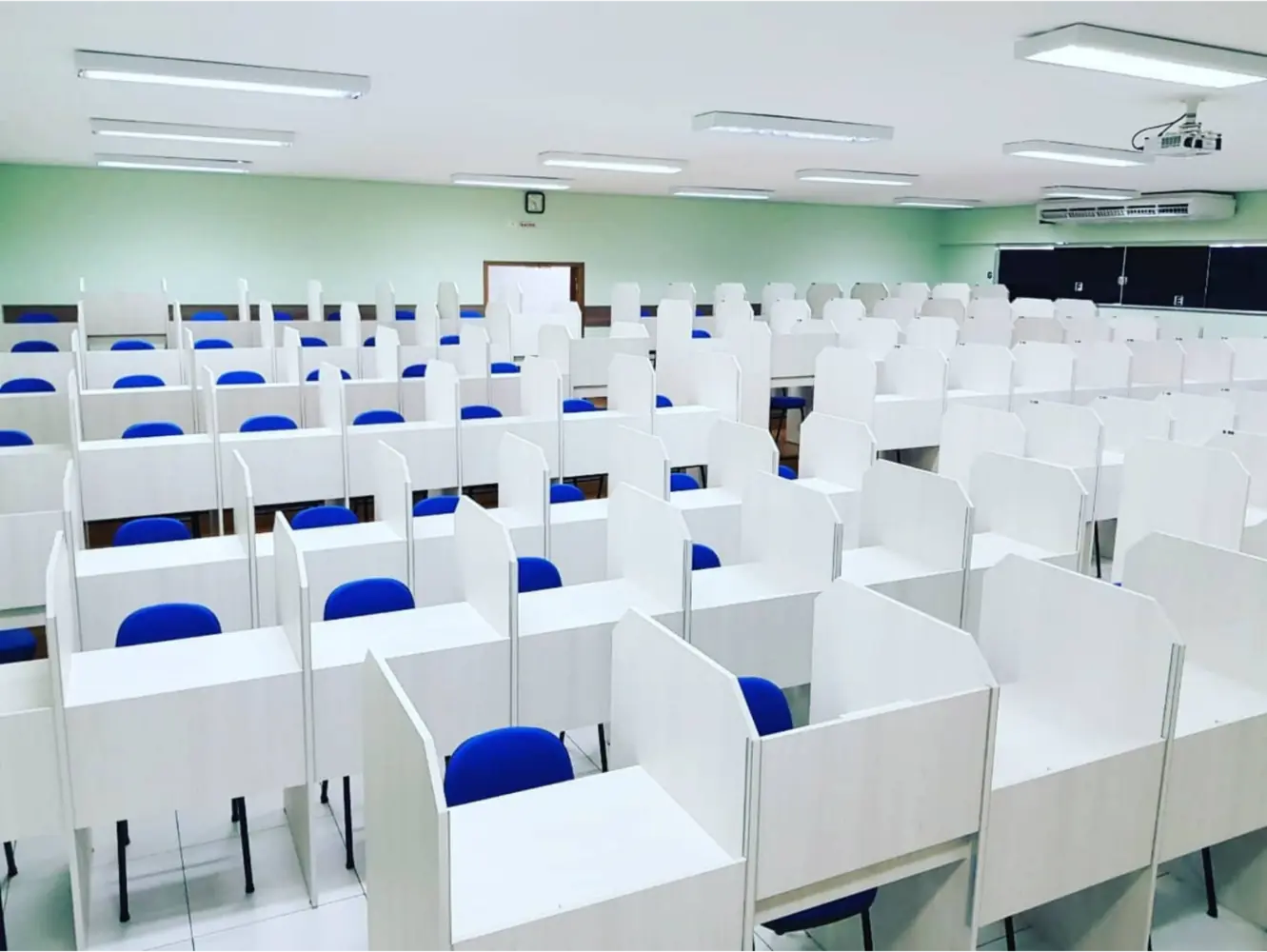 Sala exclusiva com estações individuais de estudo