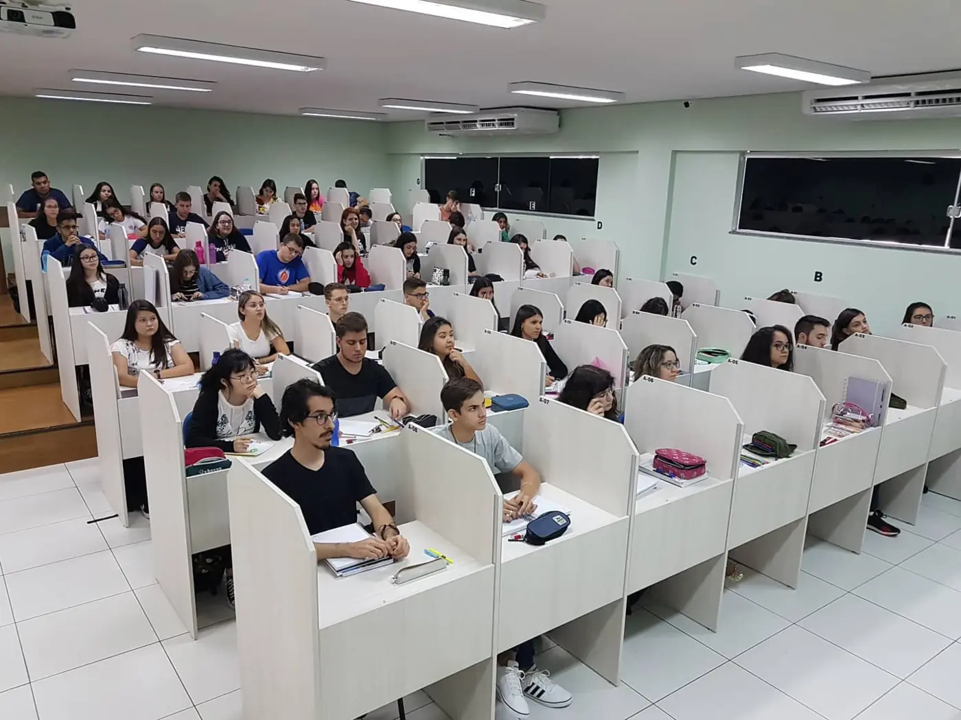Alunos nas estações individuais do Terceirão Select